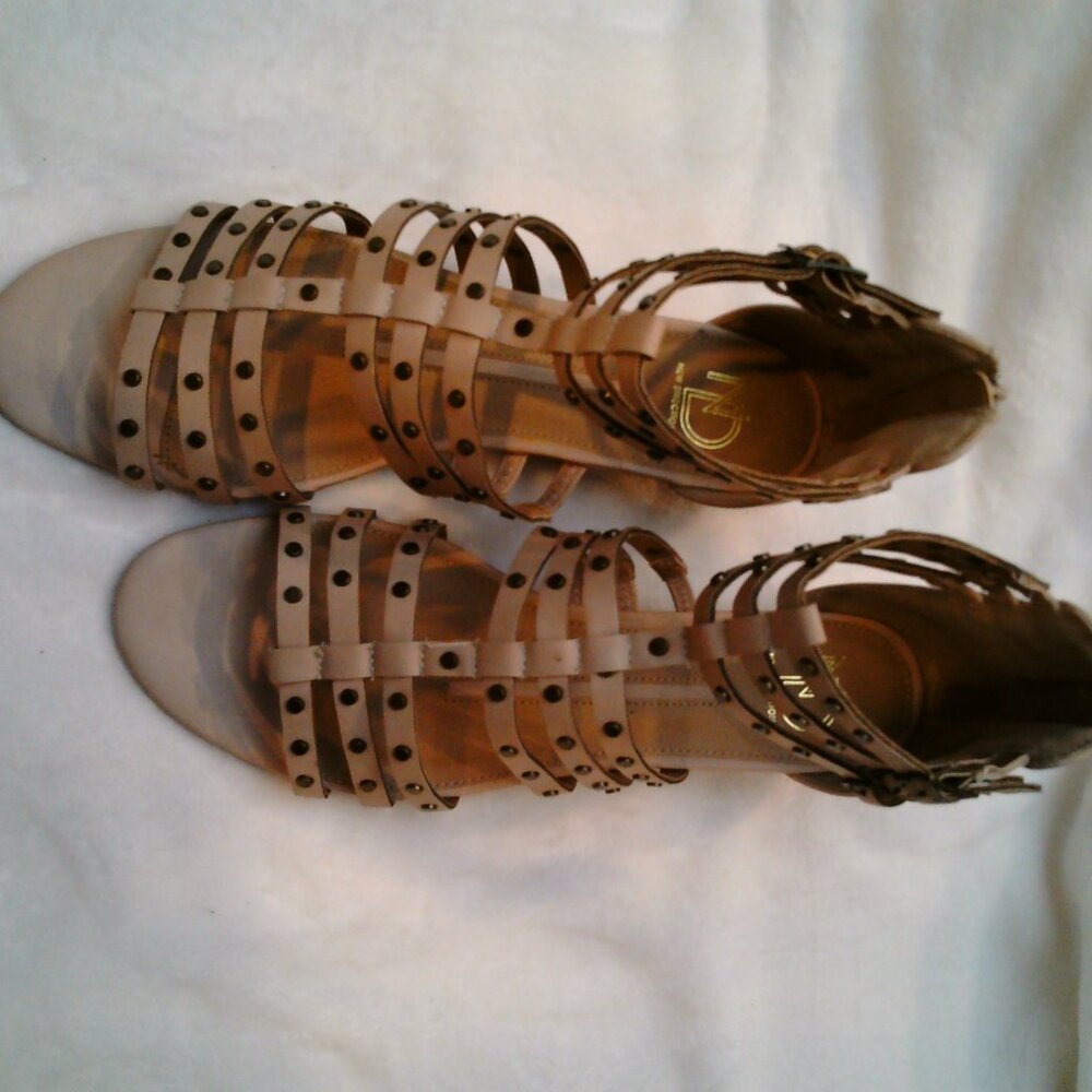 New (without tags) New Directions Taupe Sandals in Size 11